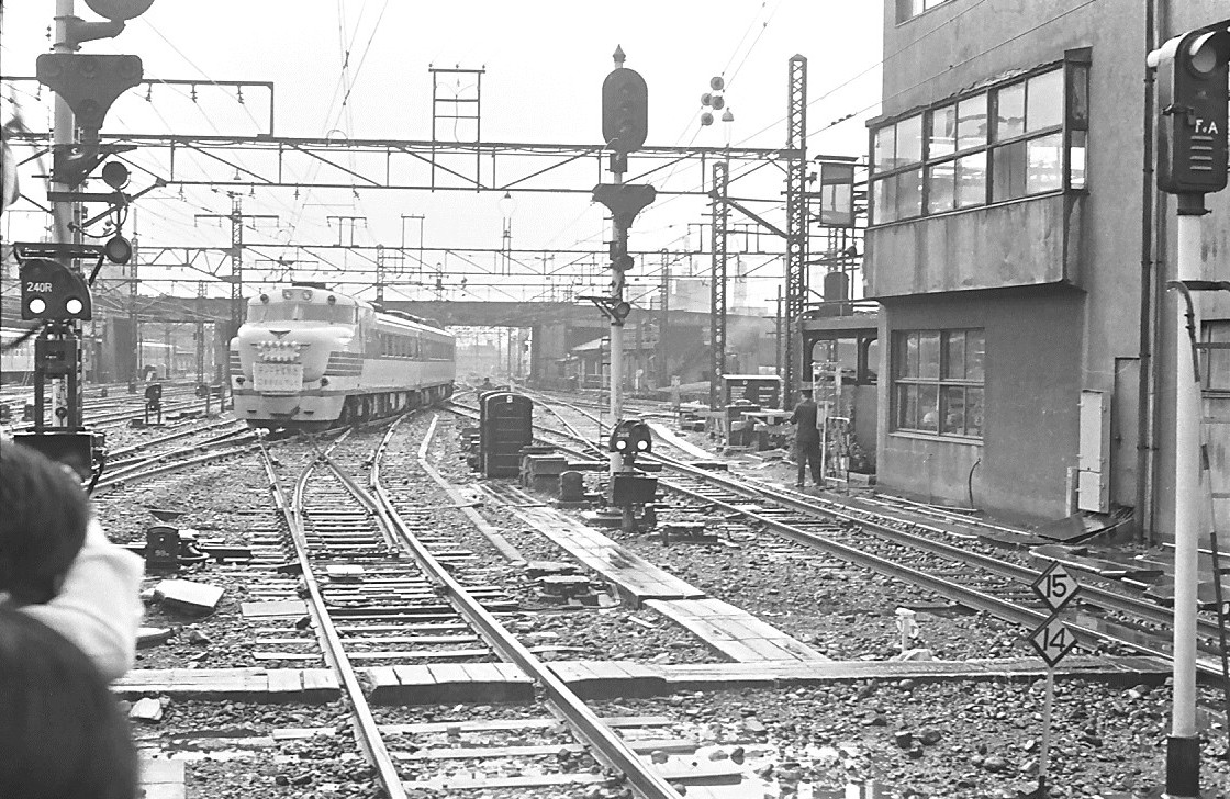 昭和43年9月8日に上野駅で行われたキハ81系の下り特急はつかりのさよならイベントです。翌日からは583系による特急はつかり が運行を開始しました。|川崎区|川崎区民ニュース 特急はつかり看板