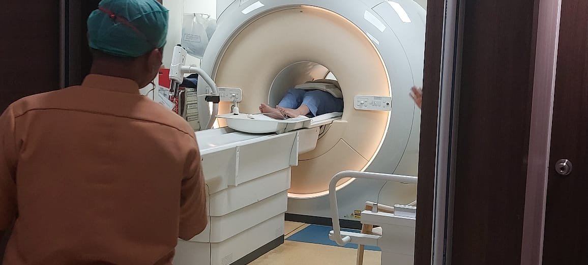 Maharashtra | Amravati MP Navneet Rana undergoes an MRI scan and a full body checkup at Lilavati Hospital in Mumbai after she complained of pain in the chest, neck, and different parts of the body as well as spondylitis.

(Pics shared by the MP's office)