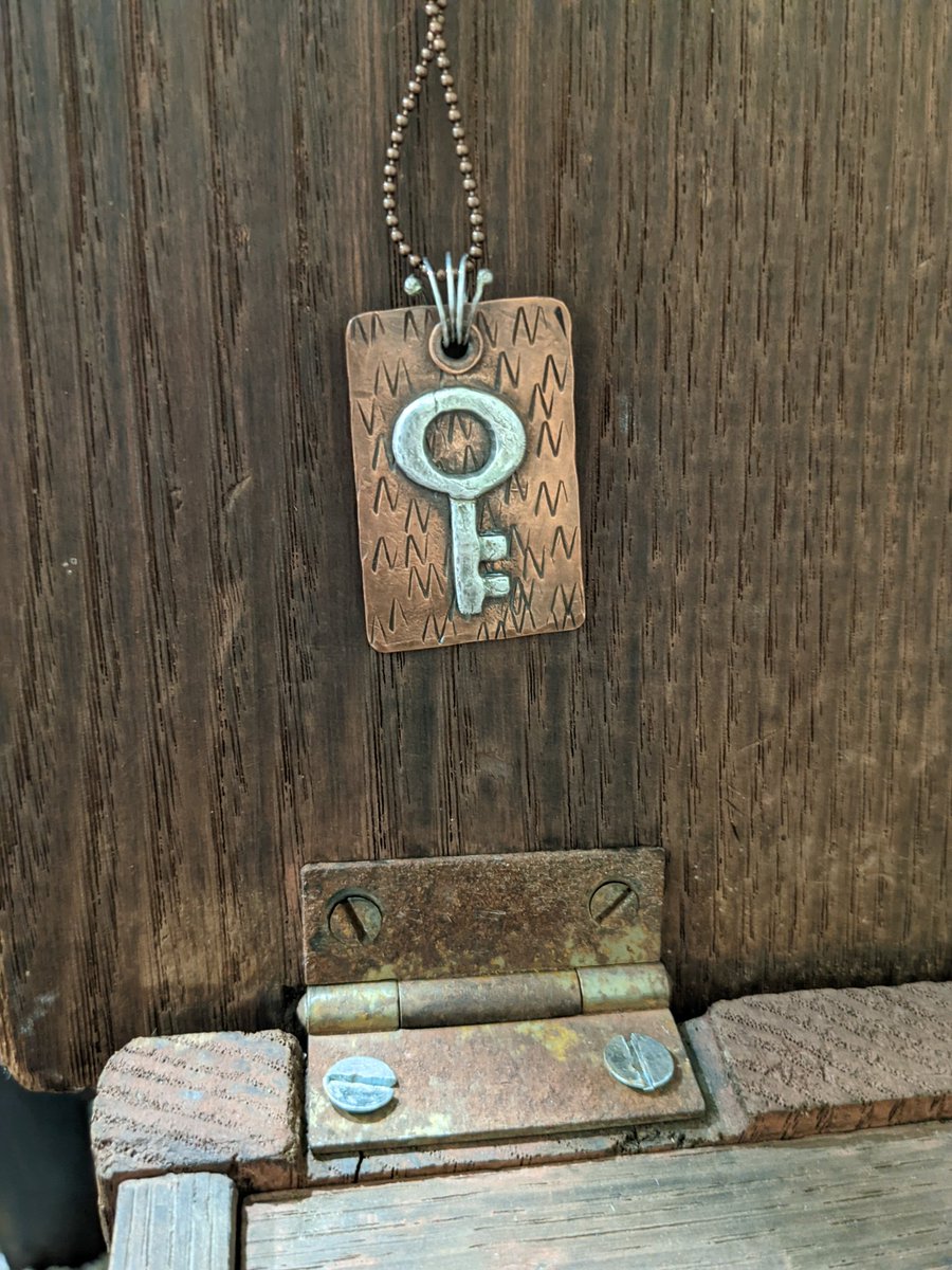 Rustic door, wreath, and key pendant
出先で見かけたシンプルで素敵なドア&リース。素朴で鄙びた感があるものに心惹かれる。いびつなものも趣があって好き。#rusticjewelry #keyjewelry #artjewelry #etsyhandmade #etsyjewelry #ハンドメイドジュエリー