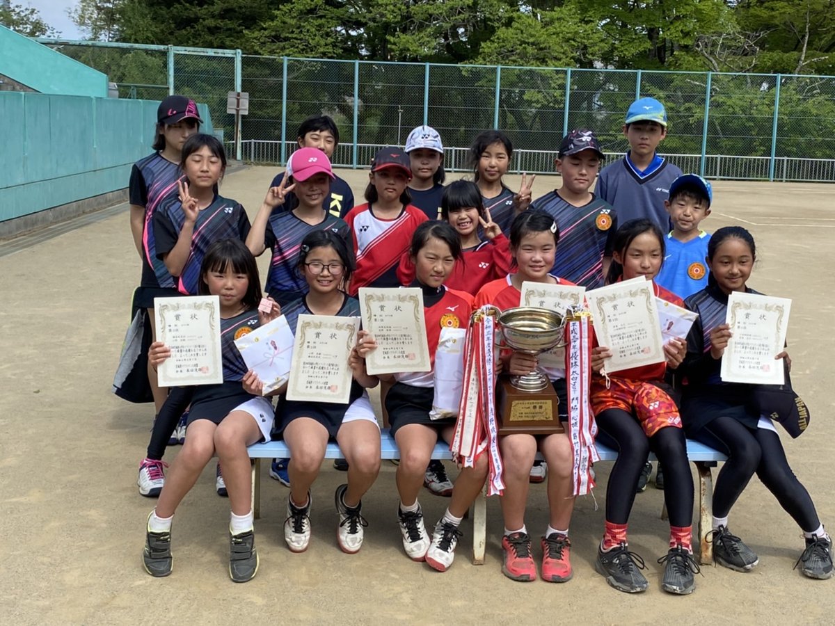 ka_thi1010's tweet photo. 優勝だぁぁぁぁぁぁ😭😭😭
初の優勝が1番の大舞台の全小予選😭😭
嬉しすぎる😭
今まで15連敗ぐらいしてたけど今日勝てれば全てチャラや!!
娘よおめでとう！
良く頑張った！
感動した！
全国でも頑張ろう！
 #ソフトテニス  #優勝  #初  #仙台東STC  #全小予選 https://t.co/sjG2osjgTc