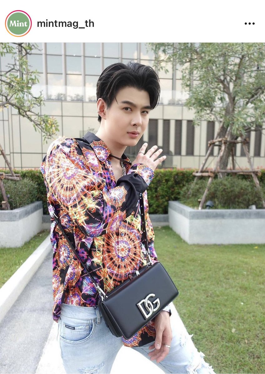 kanoompeekpoon's tweet photo. 📲[Mint Magazine Thailand]
🖇https://t.co/MzkwN1zZB3
🖇https://t.co/lEDpt3x9BG

👉ส่องลุคของหนุ่มๆ สุดฮอตจาก @dolcegabbana ในคอลเล็กชั่น Spring/Summer 2022 

#Saint_sup #MingEr  #ELLEMENnews #Dolcegabbana  #DGSS22 #DGLight #DGLightTherapy #DGThailand #DGBox https://t.co/QfbMvjgxRQ