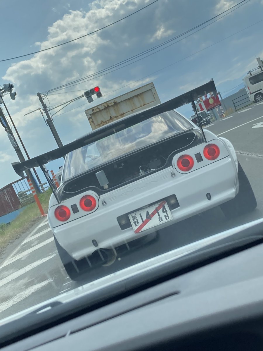 tk4966's tweet photo. オーテック塚田の仙人は還暦過ぎてもなお第一線で現車セッティングしてる!
音、そして雰囲気、とてつもないオーラを発するデモカーのR32
#ATTKD
#オーテック塚田
#R32GTR https://t.co/w5NXE7OOYk