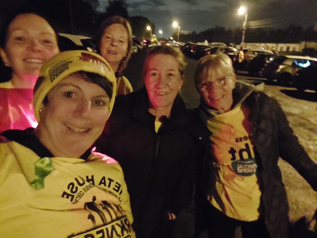 Poppintree parkrunners and walkers at Darkness Into Light in Dublin's beautiful Pheonix Park 💛 <a href="/PietaHouse/">Pieta</a> #DarknessIntoLight2022