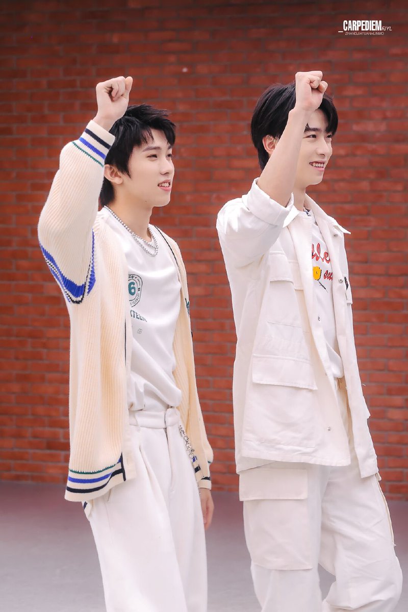 pratana_s's tweet photo. ใครเป็นแฝดกันขอให้กำมือ https://t.co/Sx9hQqcOxW