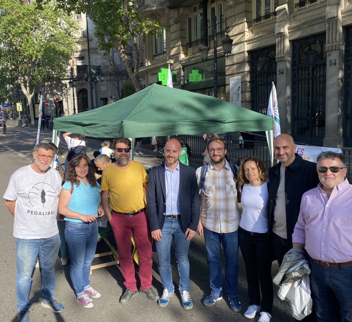 fuente_monica's tweet photo. Con @RevueltaEscolar 
exigimos al @MADRID que cambie su política en el espacio público. 

Queremos una ciudad más amable, respirar aire limpio y espacio para jugar!

#CallesAbiertasParaLaInfancia🤸‍♀️
#CiudadesParaLasPersonas
@cities_clean https://t.co/FXsFrdcEcl