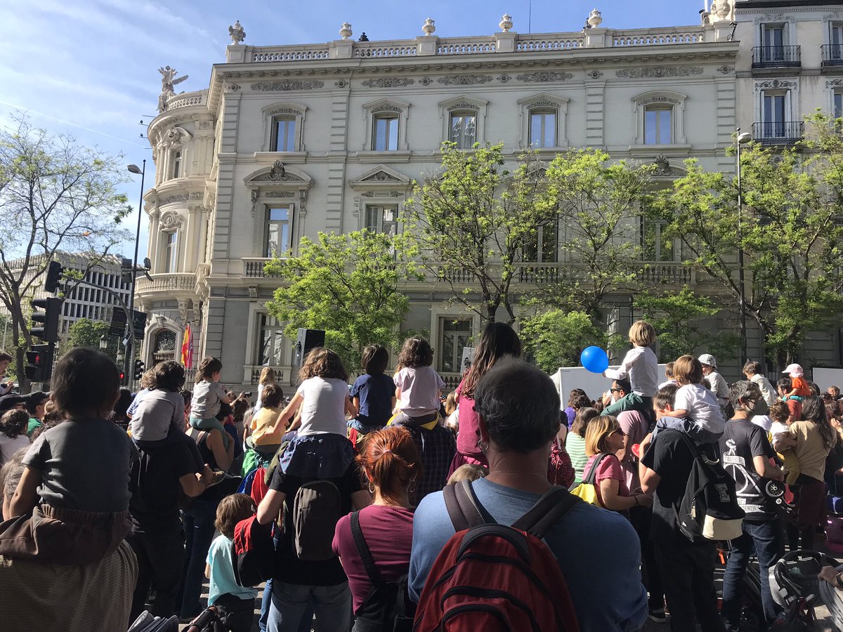 fuente_monica's tweet photo. Con @RevueltaEscolar 
exigimos al @MADRID que cambie su política en el espacio público. 

Queremos una ciudad más amable, respirar aire limpio y espacio para jugar!

#CallesAbiertasParaLaInfancia🤸‍♀️
#CiudadesParaLasPersonas
@cities_clean https://t.co/FXsFrdcEcl