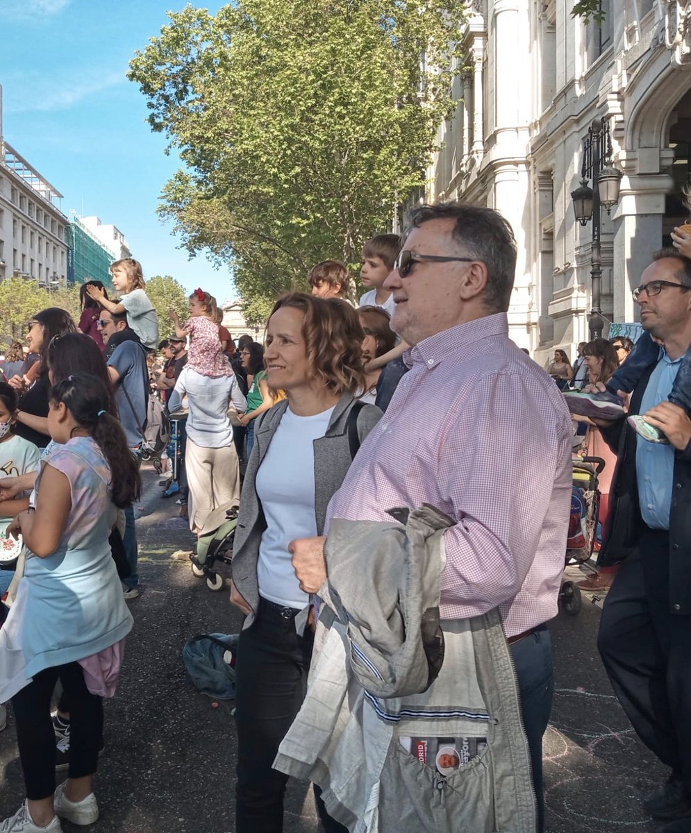 fuente_monica's tweet photo. Con @RevueltaEscolar 
exigimos al @MADRID que cambie su política en el espacio público. 

Queremos una ciudad más amable, respirar aire limpio y espacio para jugar!

#CallesAbiertasParaLaInfancia🤸‍♀️
#CiudadesParaLasPersonas
@cities_clean https://t.co/FXsFrdcEcl