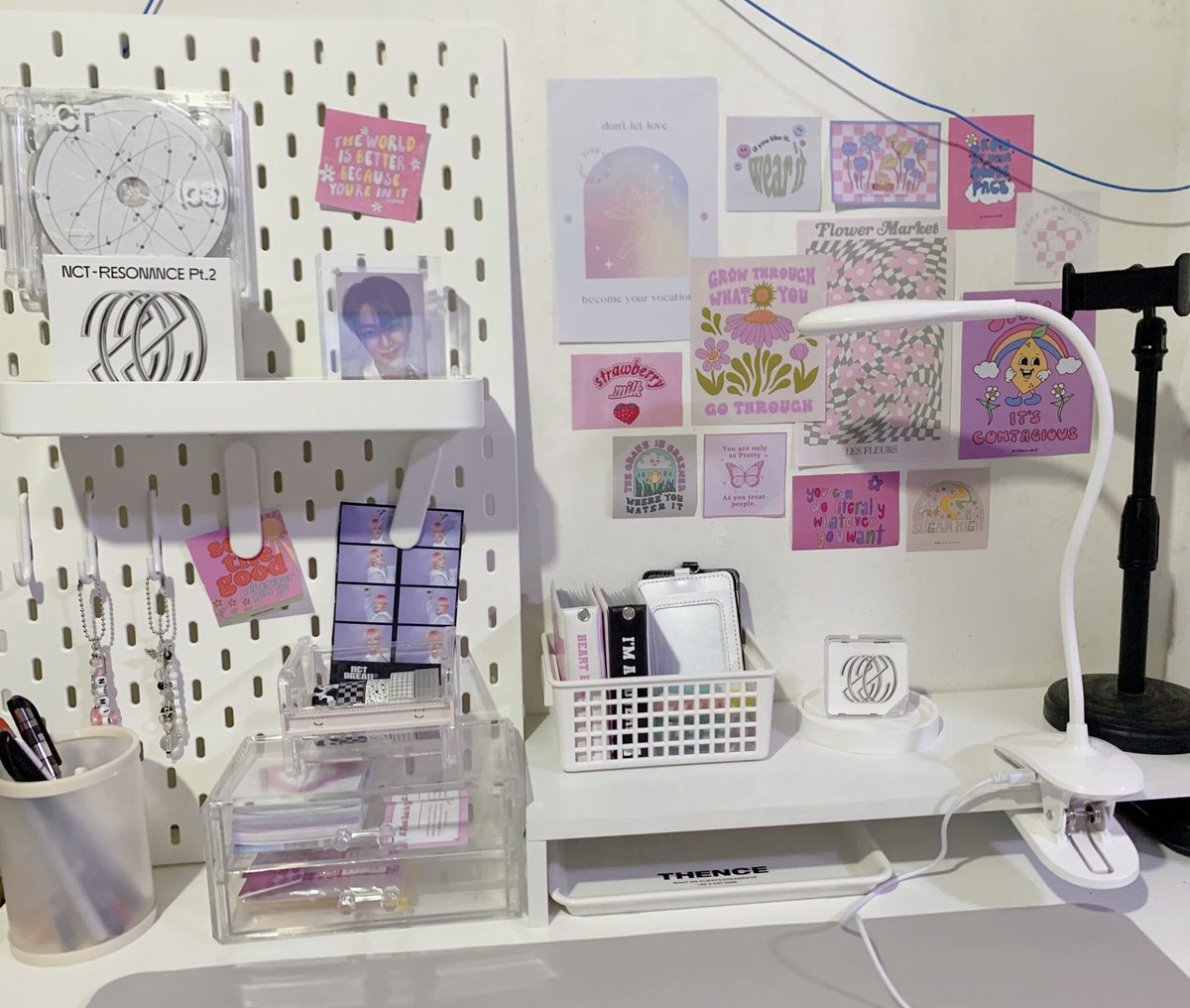 czenshire's tweet photo. ๐ #nikomails ! ๐ฒแ
finally made progress with my desk setup after so long ๐ฅน thank you so much for the pretty desk setup comms + for being vv accommodating ๐ซถ๐ป
#ty_tiny @Iuvesque @prettiIys https://t.co/4hpR9T6tMV