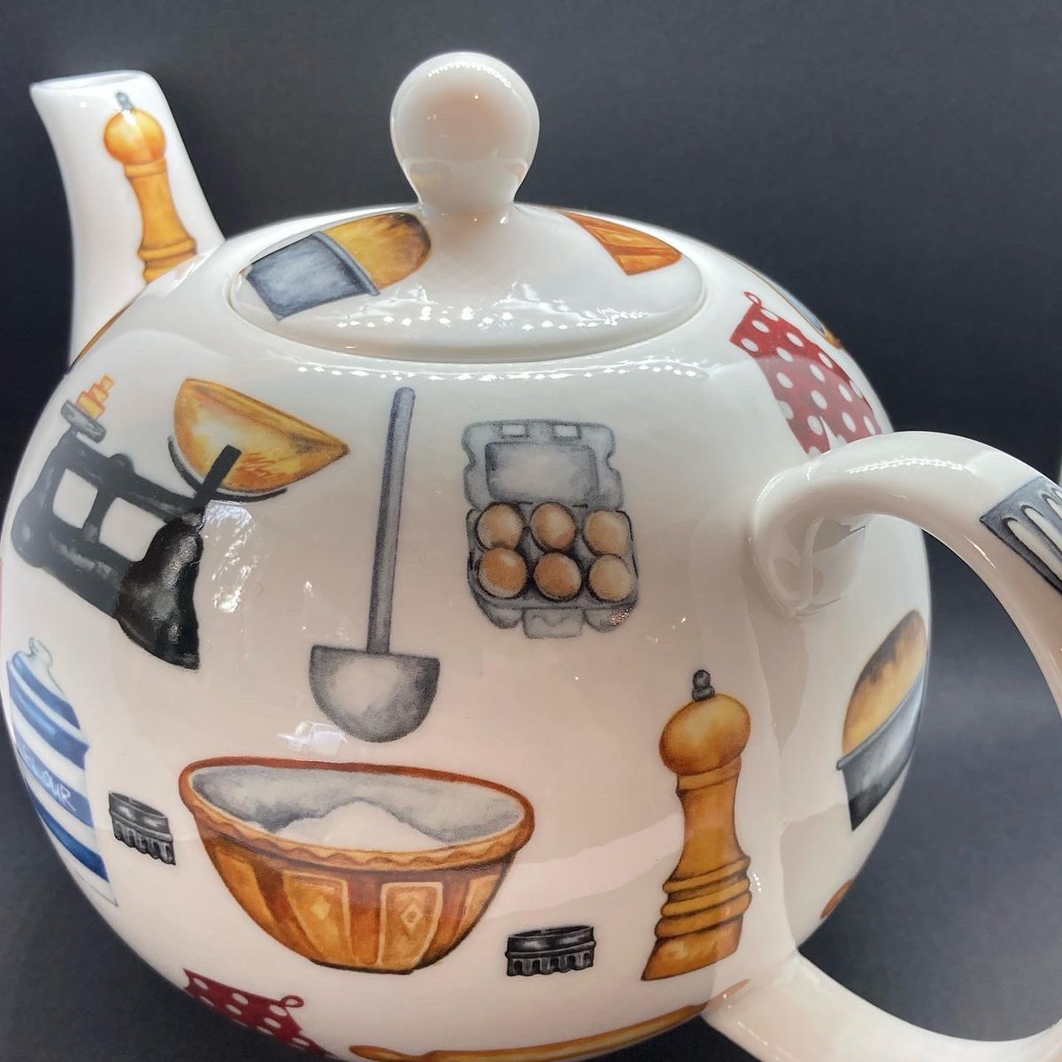 CondoverFurnit1's tweet photo. Quality, British made, dishwasher safe, microwave safe. Available exclusively in the @CondoverFurnit1 physical shop open Fridays & Saturdays 10am-5pm & online at https://t.co/9GdMaNxed9 #baking #gbbo #gardening #bakinggift #gifts #madeinuk #newhome #kitchen https://t.co/jjVJapy30F