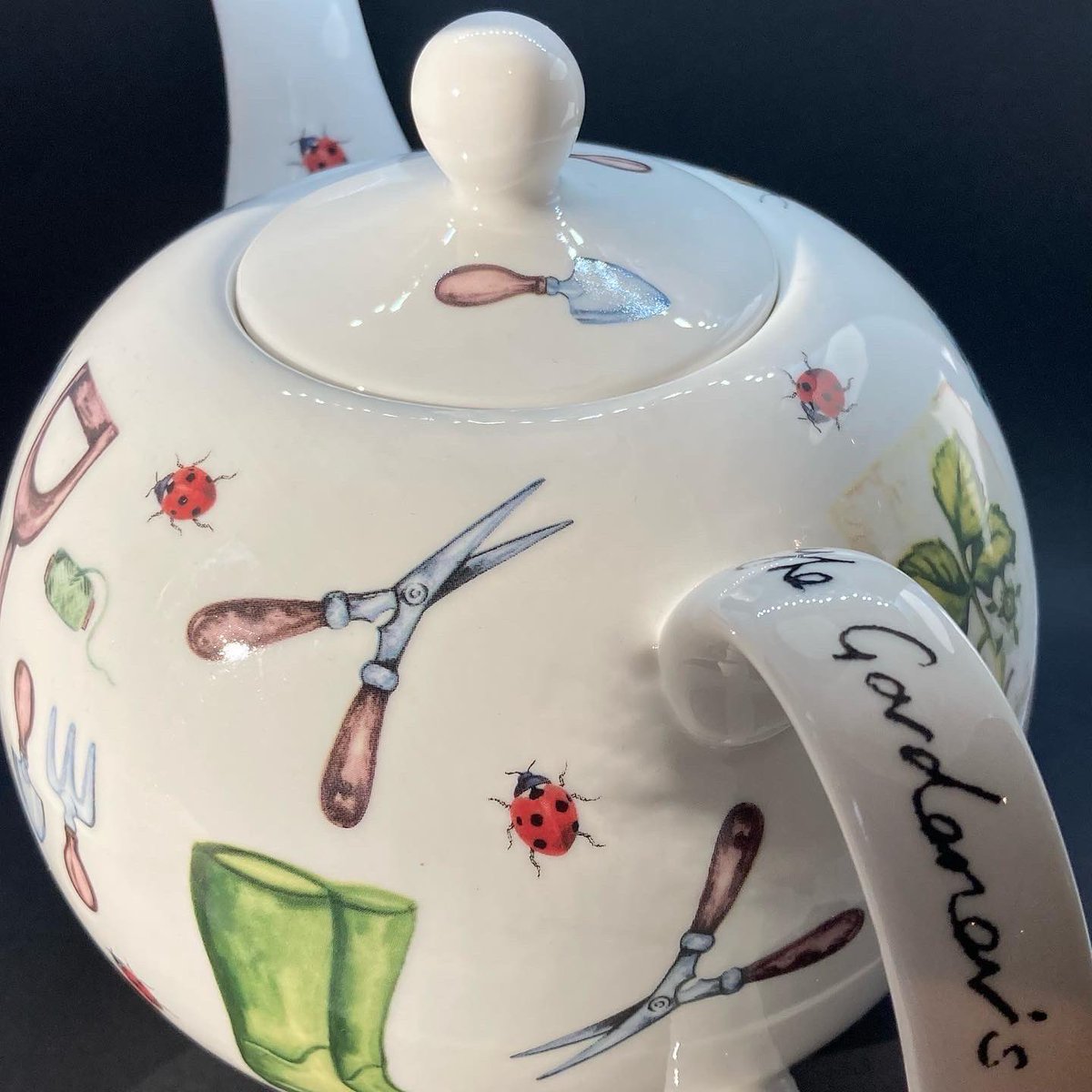CondoverFurnit1's tweet photo. Quality, British made, dishwasher safe, microwave safe. Available exclusively in the @CondoverFurnit1 physical shop open Fridays & Saturdays 10am-5pm & online at https://t.co/9GdMaNxed9 #baking #gbbo #gardening #bakinggift #gifts #madeinuk #newhome #kitchen https://t.co/jjVJapy30F