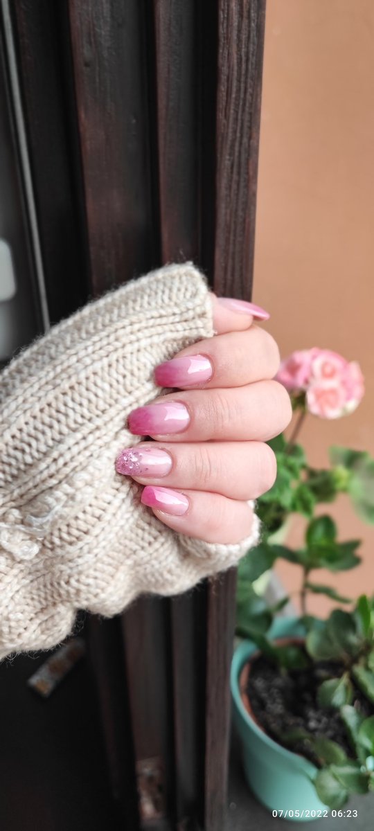 genoveva_celia's tweet photo. My new faded pink nails 💖. #gelnails #pinknails #manicure #pinkmorning #Opi #uvlamp https://t.co/MDLQs6YmZV