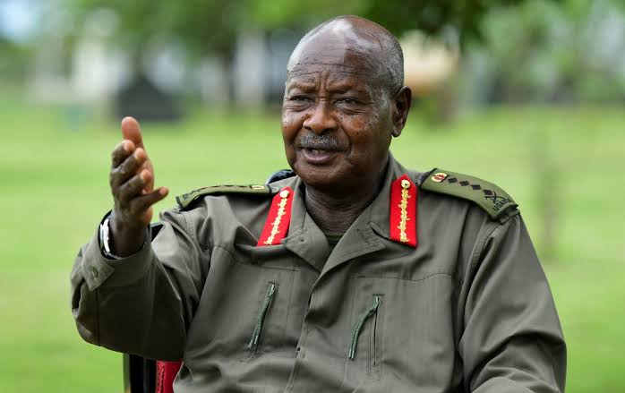 nyaburungapost's tweet photo. #EAC:Selon le président Museveni, les ougandais ne devraient pas se plaindre de la pénurie de blé.
"S'il n'y a pas de pain,mangez du  manioc.Les Ougandais se confondent vraiment. Si vs vs plaignez qu'il n'y a pas de pain ou de blé,mangez du muwogo. Je ne mange pas de pain moi-mm" https://t.co/1zznlN2Oqg