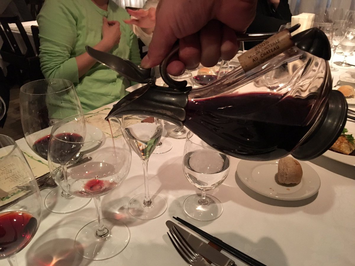 nomurie73's tweet photo. ワイン用語集
澱

赤ワインのボトルの底に溜まる沈殿物

これは澱（おり）と呼ばれるもの

赤ワインの成分であるタンニン、ポリフェノール、たんぱく質などが熟成中に結合した物

身体に害はないが、舌触りが悪く、澱は残す（デキャンタージュ）のがベスト

#豆知識
#ソムリエ
#ワイン好きと繋がりたい https://t.co/svoKYwABCT