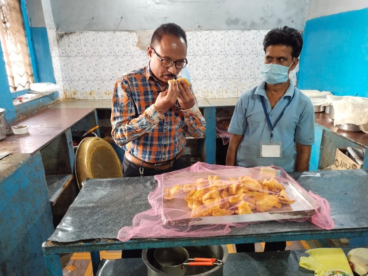 wc_railway's tweet photo. दिनांक 06/05/2022 को जबलपुर मंडल के सागर स्टेशन
स्थित खानपान स्टॉलों का मुख्य स्वास्थ निरीक्षक द्वारा निरीक्षण किया गया एवं खाद्य सामग्री की गुणवत्ता की जांच हेतु सैम्पल एकत्र किए l #railnet @BhopalDivision @drmkota @drmjabalpur https://t.co/A92yE7eyQR