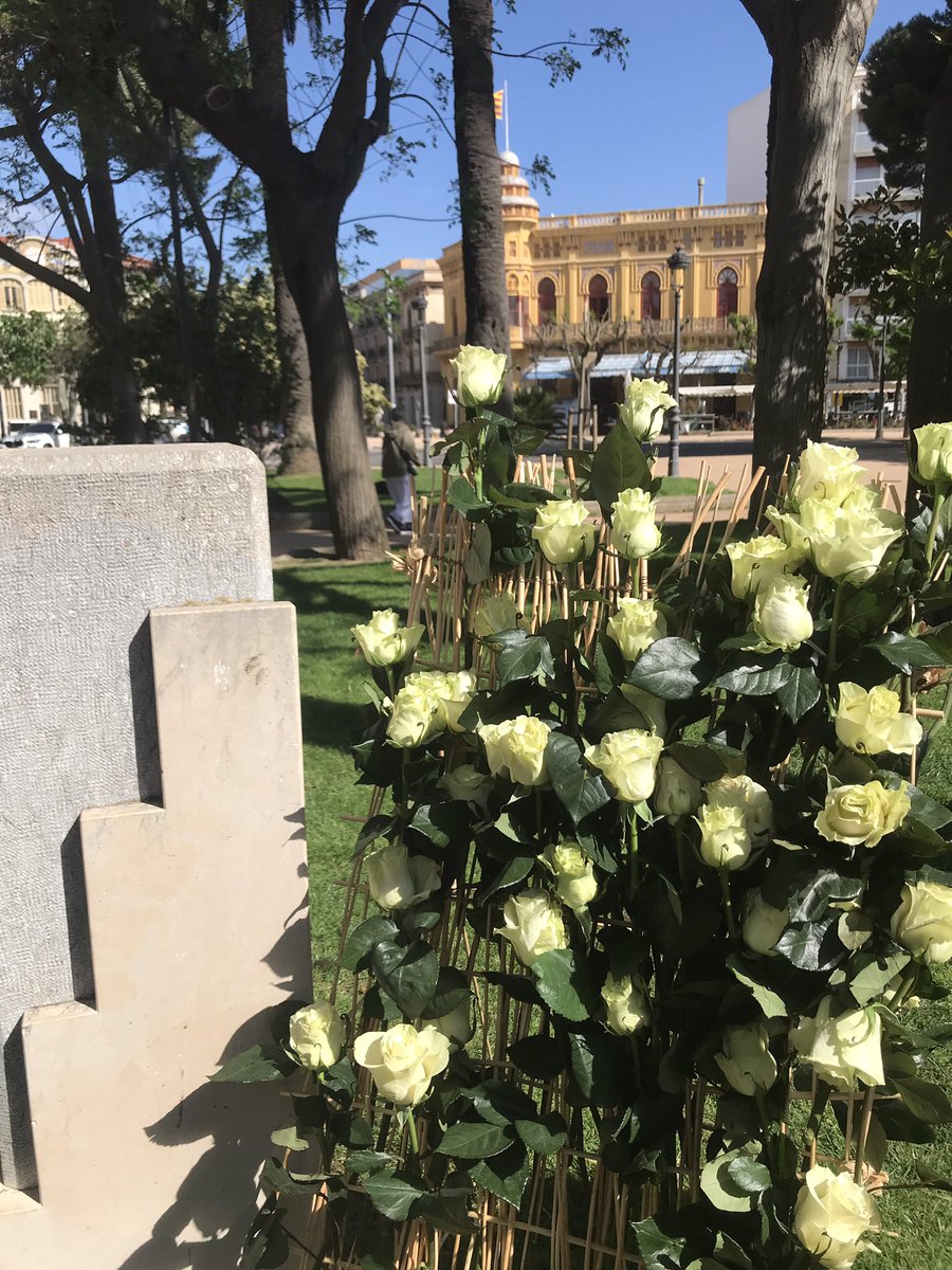 CorMariaStJosep's tweet photo. Alumnes de 4ESO a l’homenatge de @Guixols el dia 5 de maig a les víctimes dels camps nazis. Podeu veure mostres de l’activitat que van treballar als centres a Youtube: “Les cartes mai enviades”. https://t.co/sB1XmAMXuh