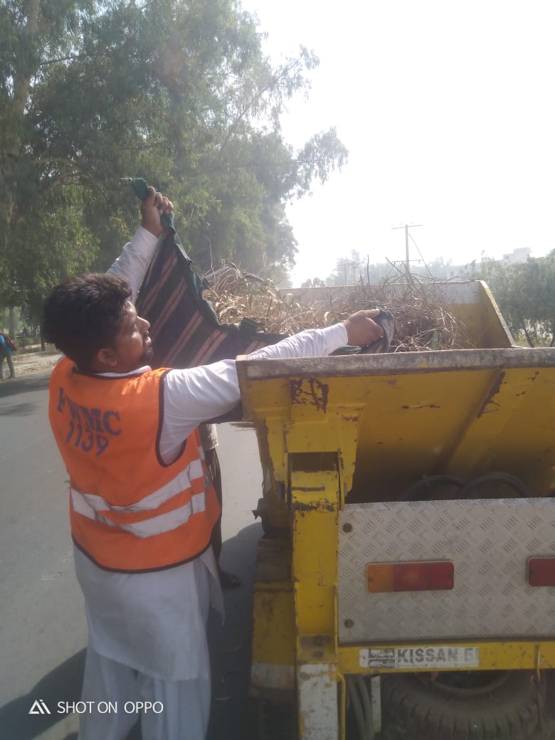 fwmc1139's tweet photo. ایف ڈبلیو ایم سی کے ویسٹ ورکر کینال روڈ کے دونوں اطراف گرین بیلٹس اور فٹ پاتھوں کی صفائی پر مامور ہیں۔ سڑک کے ساتھ ڈیوائیڈر سے سکریپنگ کا کام جاری ہے۔
#centermedianscraping
#canalroadfsd 
#TEAMOPERATIONS 
@lgcddpunjab @CS_Punjab @DrNaeemRauf @bilaljoiya @GovtofPunjabPK https://t.co/YnZiln9GfM