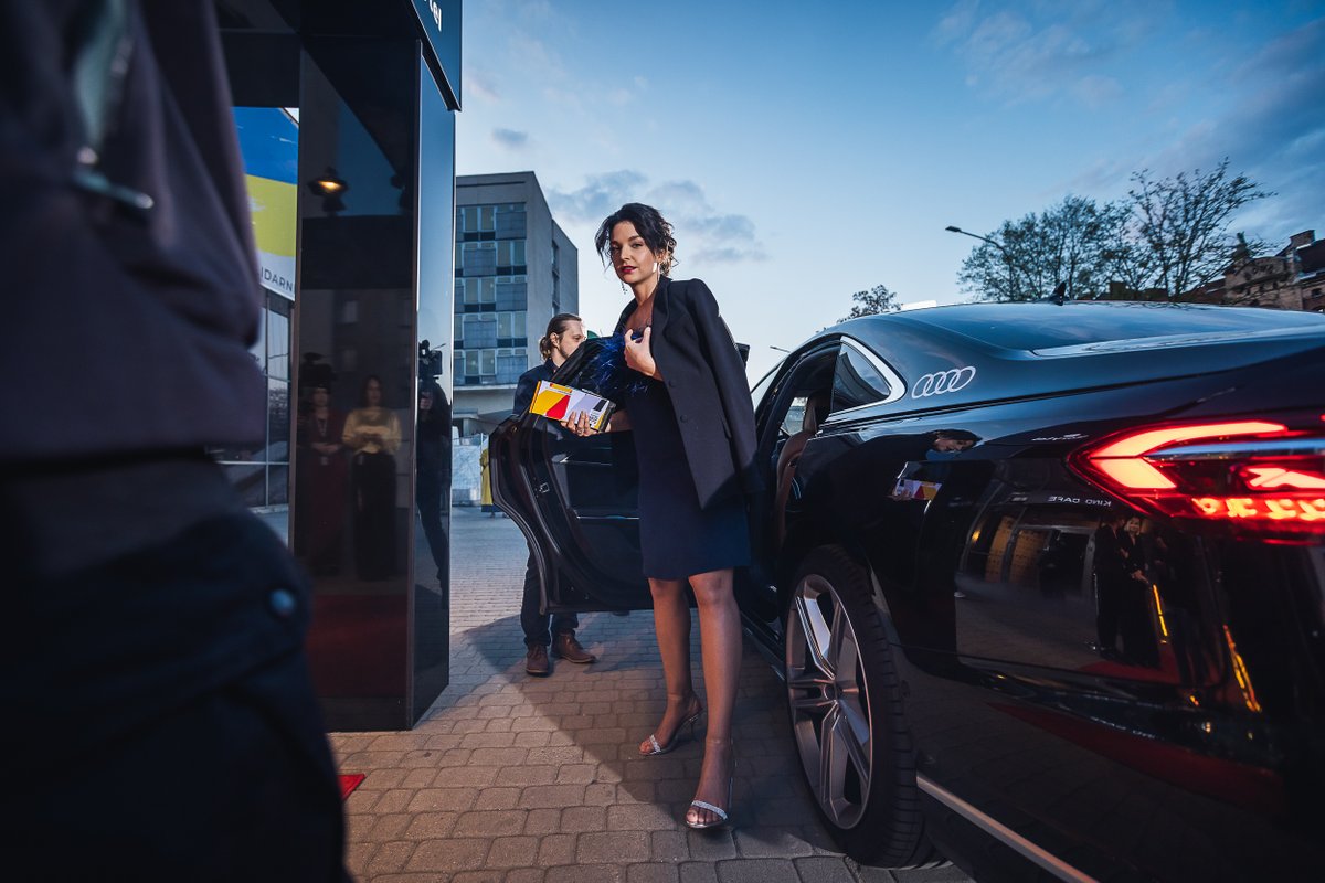 AudiPolska's tweet photo. Jesteśmy partnerem 15. edycji Festiwalu Kina Niezależnego Mastercard OFF Camera, podczas którego dbamy o komfort podróżowania zaproszonych gości, w tym twórców filmowych i aktorów.
#Audi #MasterCardOFFCamera
Fot. Dawid Gondek, Robert Słuszniak, Wiktoria Maziarczyk https://t.co/dSuNei4w16