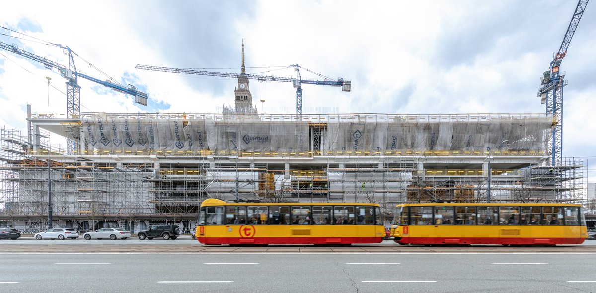 MSN_Warszawa's tweet photo. #wyobraźtosobie

🏗 Powstająca na #PlacDefilad bryła MSN wspiera się na 128 betonowych palach fundamentowych, które sięgają ponad 30 metrów w głąb ziemi, oplatając tunele metra linii M1 i M2.

#Budowa odbywa się w ścisłej współpracy z ekspertami/-tkami @MetroWarszawa i @PW_edu. https://t.co/TW6IjONERv