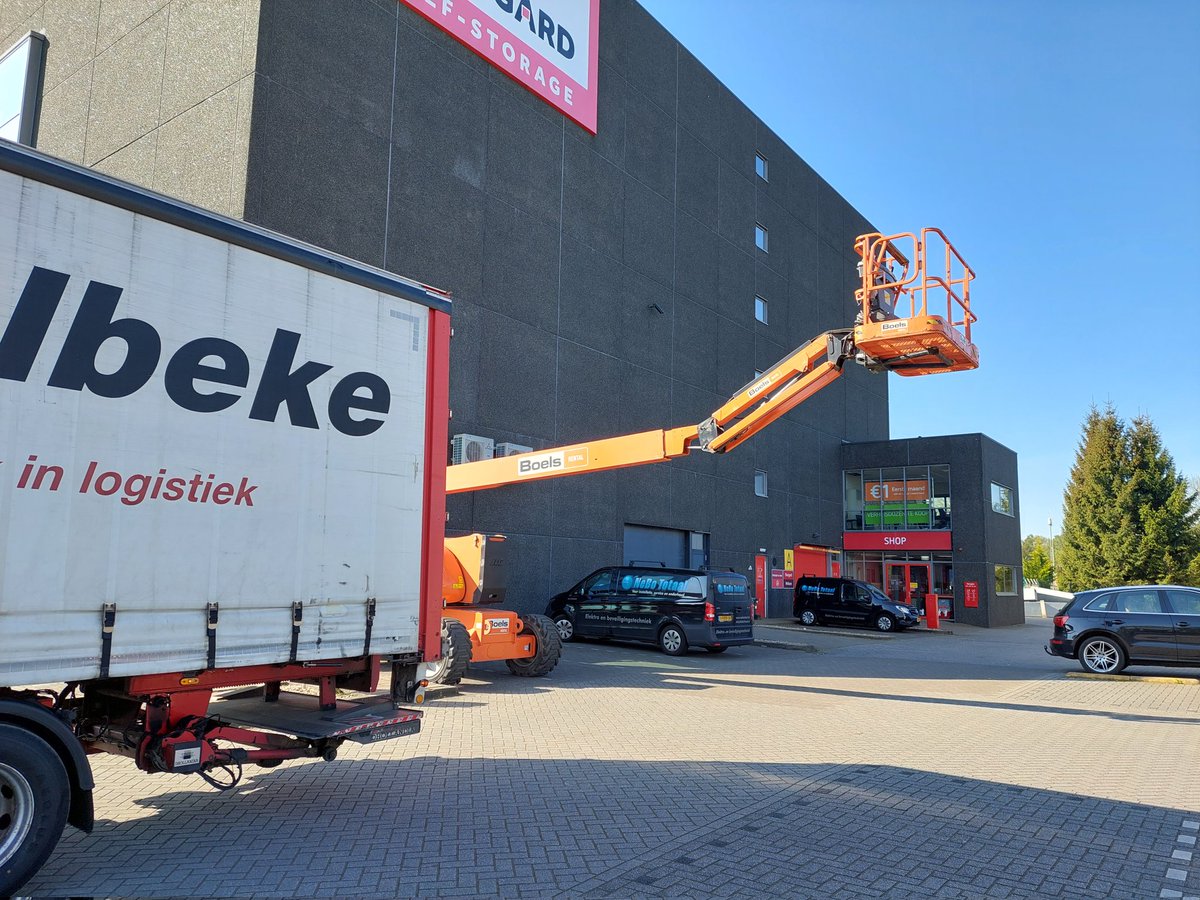 mafmeisje's tweet photo. #mijnweekin4fotos wandelen met m'n jongste; k blijf mezelf tegenkomen; leuk als een hoogwerker te laag wordt weggezet en je daardoor t fietspad blokkeert; veel achteruit rijden, en dan niet al te breed; #enerverend #leukeweek #uitdagingen https://t.co/Snxv3Ybstj