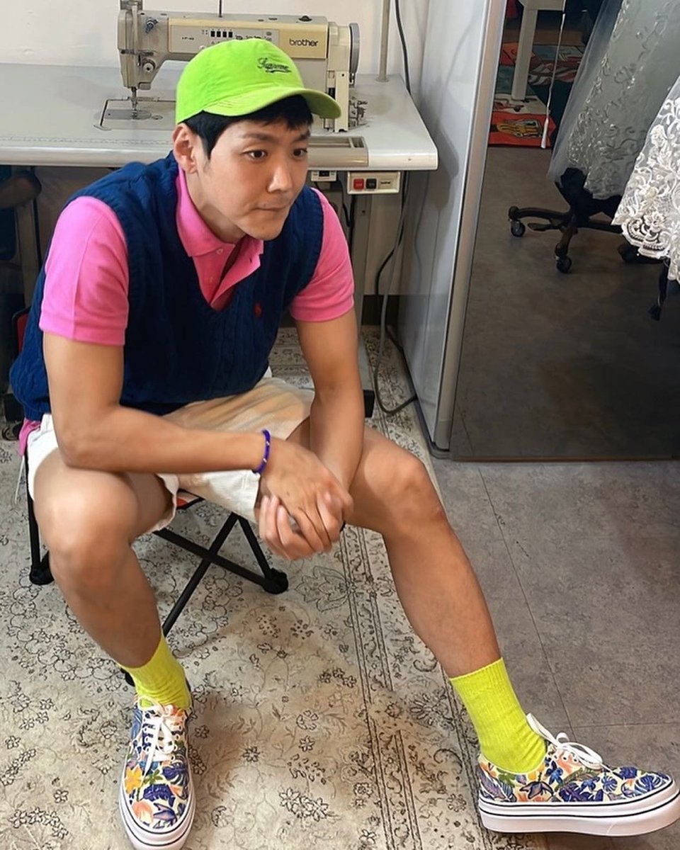 핫핑크 티와 남색 조끼의 퍼펙트 컬러매칭, 양말과 모자의 형광 깔맞춤, 봄꽃의 운동화 어여쁜 웃음까지 넘나 귀여우신 5월 카이님👍💛
instagram.com/p/CdPvFp5r94g/…