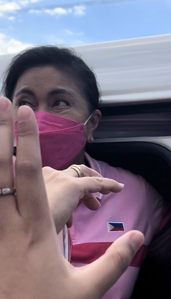 iSGfan's tweet photo. Holding hands with PRESIDENT LENI!!! 😭💖 SOBRANG SULIT! #Ipana7oNa10ParaSaLahat @lenirobredo https://t.co/2LsmDMm7hN