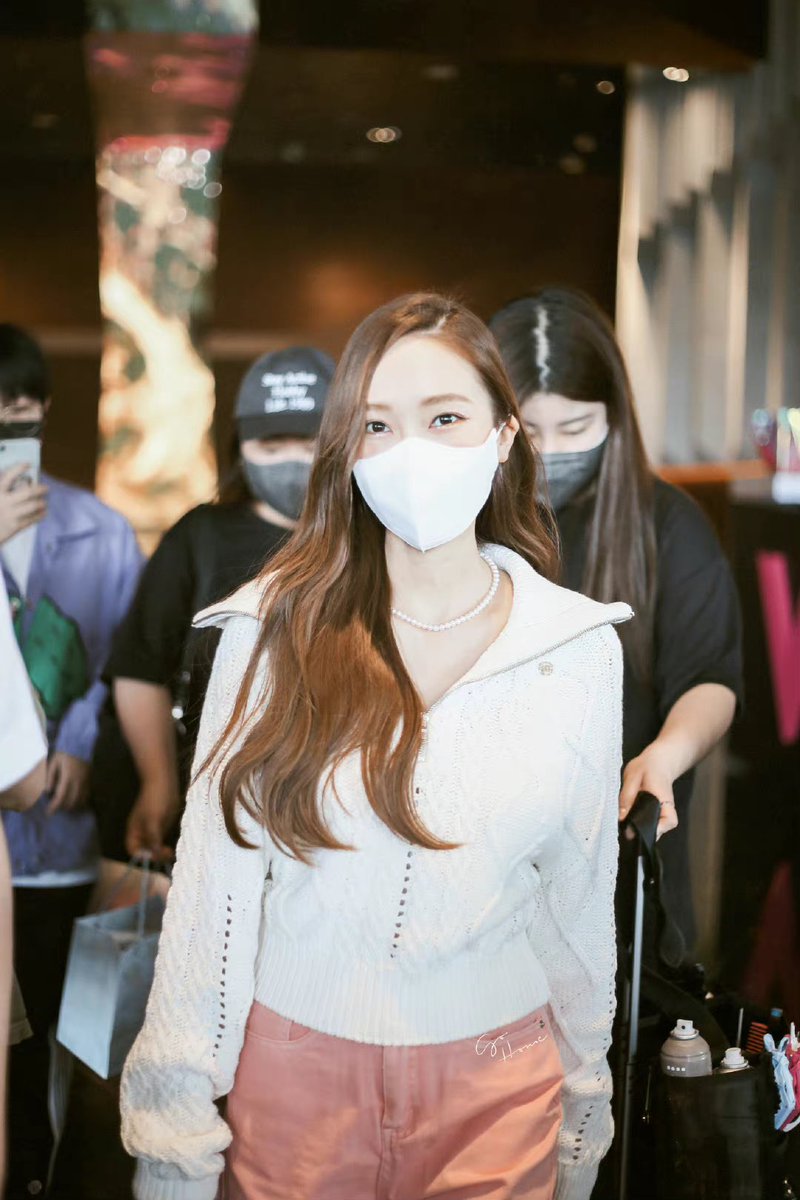 GoHome0418's tweet photo. #제시카 #jessicajung #jessica   

220507 上班🎬

“大家好 我是kā gě儿”🤣 https://t.co/Tcu0T7iV06