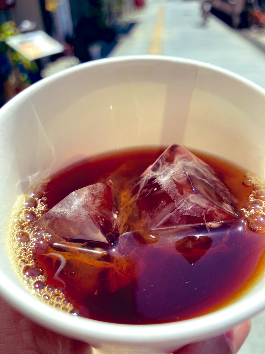 igisen_ehime's tweet photo. 今日は #いい天気 ☀️
気になっていた #コーヒー店 に行ってきました🐝
ドリップ仕立てを #アイスコーヒー ☕️
すごく香りが良くてほのかに甘い✨
美味しかったです😋
#珈琲
#休日
#utacodrip https://t.co/fRb96hMmYI