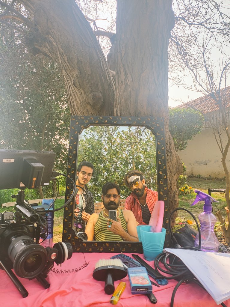 Fadzhashmi's tweet photo. “One of the things about acting is it allows you to live other people’s lives without having to pay the price.”
❤️💚
#Fadzhashmi #lahore #Onshoot #incharecter #pakistan #actorlife #Green #rippedjeans #tapori #artist #love #peace #Harmony #acting #onlocation #jump #efforts https://t.co/wMBAzDBxu6