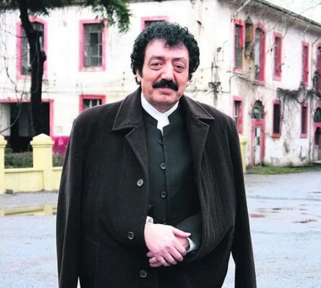 Abrajlı karakterlerin kulağını teğet geçen ses ...