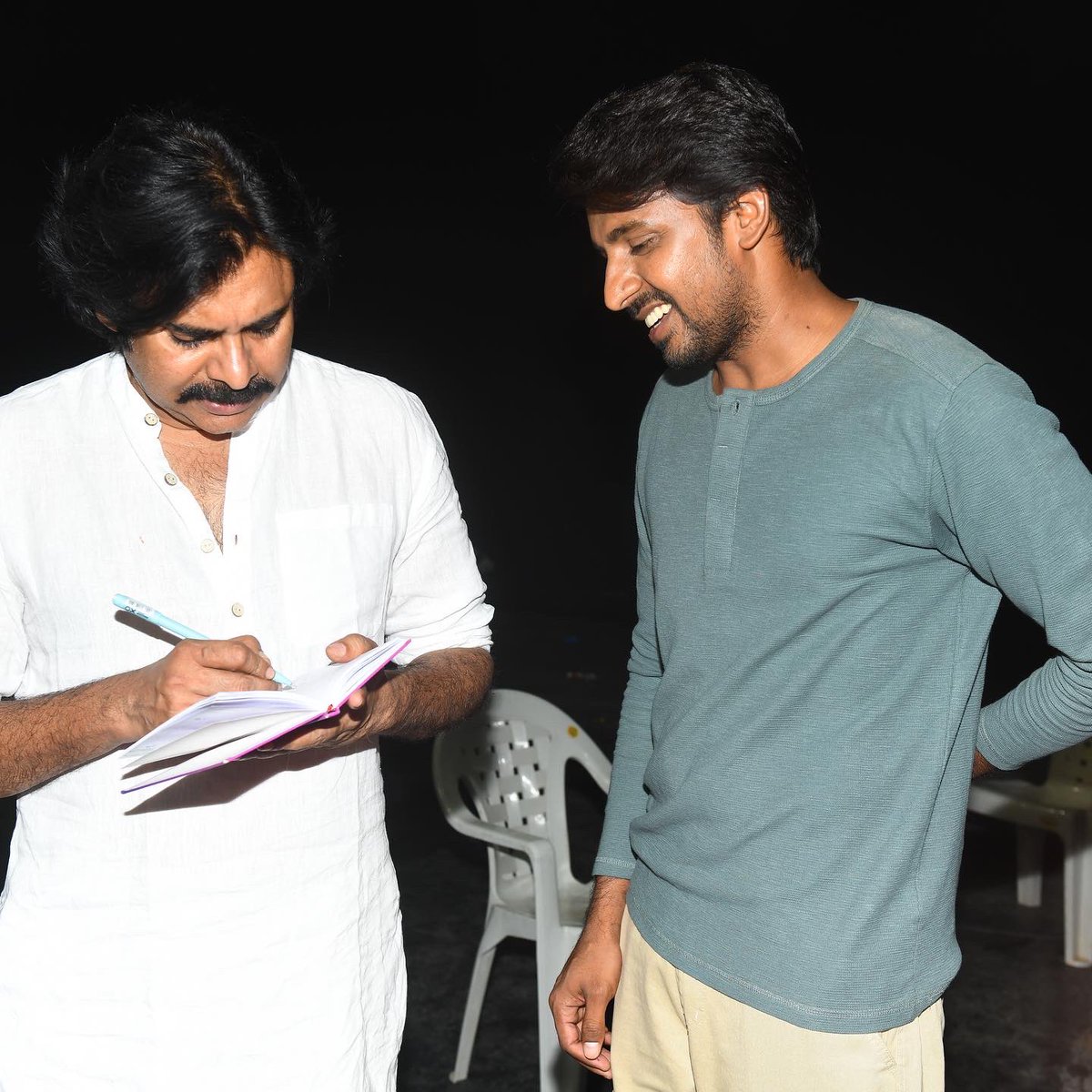 Preyadarshe's tweet photo. ఎప్పటిలాగ సారధి స్టూడియోలో షూటింగకి  వెళ్ళాను, కానీ ఆ రోజు మాత్రం ఎప్పటి లాగా లేదు. ఎటు చూసిన హడావిడి, అందరి కళ్ళలో ఏదో సందడి, అందరి నోట్లో ఒకటే మాట, పవన్ కళ్యాణ్ (@PawanKalyan) గారు వస్తున్నారు. అంతే! వారితో ఒక మాటైనా మాట్లాడాలి, వారు తీసిన చిత్రం "జానీ" ఎంతగా (1/2) https://t.co/Xu0HwK6Unh