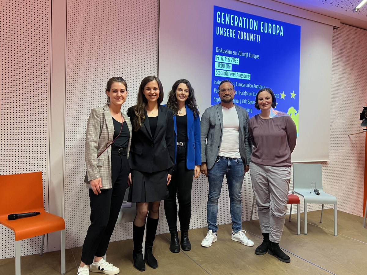 griiesbacher's tweet photo. Danke für den Austausch zur Zukunft Europas gestern Abend in #Augsburg!
Parteia und Organisationsübergreifend Gemeinsamkeiten festzustellen und zusammen für Demokratie und #Europa einzustehen passiert oft noch zu selten. Umso glücklicher bin ich über den gestrigen Abend 🇪🇺♥️💜💚 https://t.co/g1zfkdmjN0