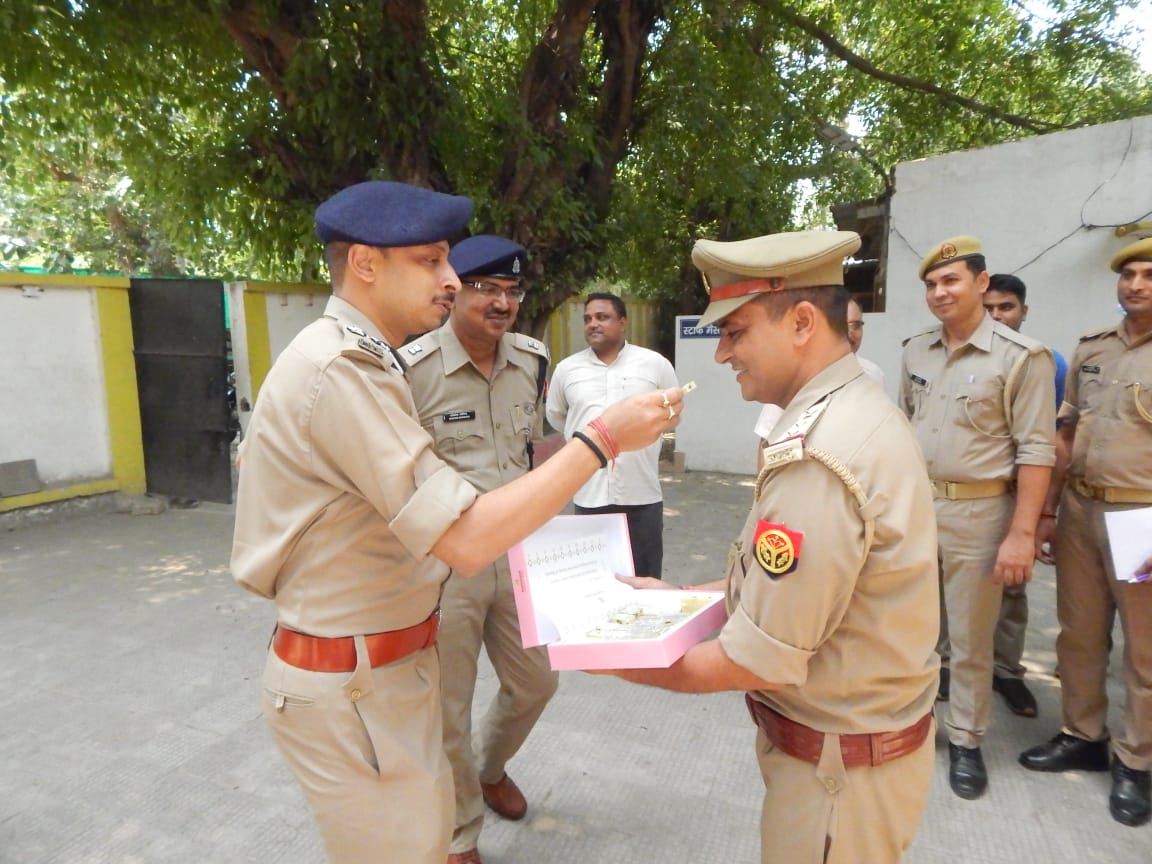 digmoradabad's tweet photo. .@digmoradabad शलभ माथुर एवं पुलिस अधीक्षक नगर, जनपद मुरादाबाद द्वारा प्रभारी सोशल मीडिया सेल, परिक्षेत्र मुरादाबाद श्री अमरीश कुमार के उप0नि0 पद से निरीक्षक पद पर प्रोन्नत होने पर उनके स्टार लगाकर बधाई देते हुए उज्ज्वल भविष्य की कामना की गयी। https://t.co/RviP2Dfgdy