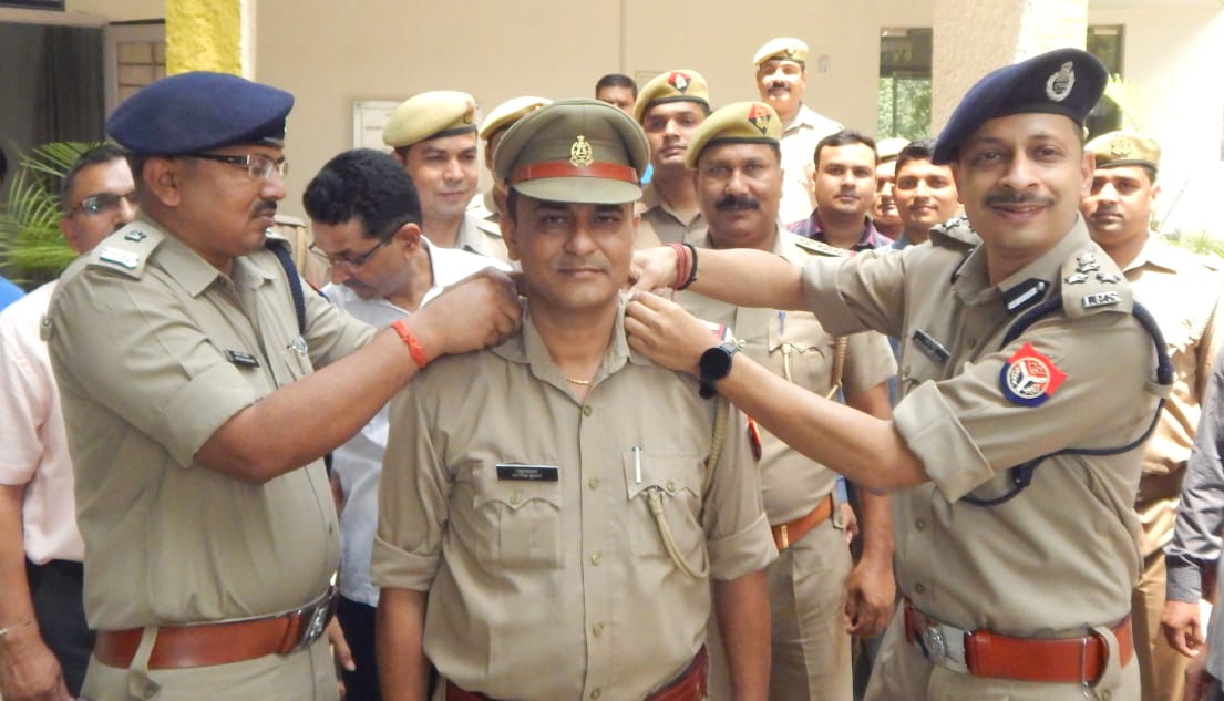 digmoradabad's tweet photo. .@digmoradabad शलभ माथुर एवं पुलिस अधीक्षक नगर, जनपद मुरादाबाद द्वारा प्रभारी सोशल मीडिया सेल, परिक्षेत्र मुरादाबाद श्री अमरीश कुमार के उप0नि0 पद से निरीक्षक पद पर प्रोन्नत होने पर उनके स्टार लगाकर बधाई देते हुए उज्ज्वल भविष्य की कामना की गयी। https://t.co/RviP2Dfgdy