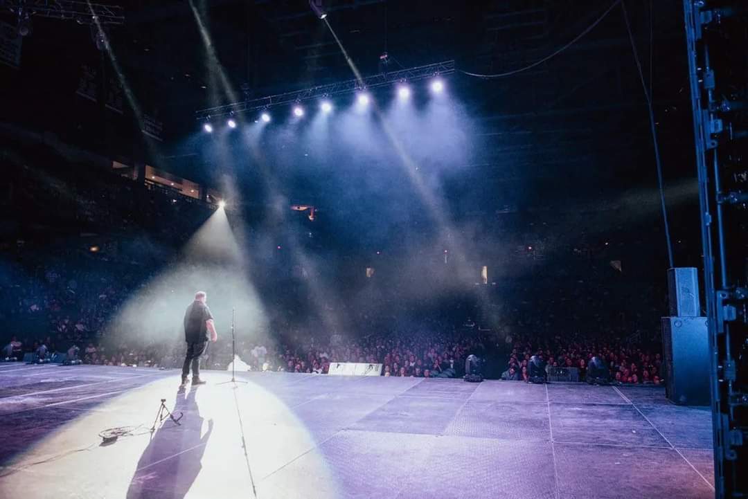estandupjrz's tweet image. El comediante gringo más mexicano, compañero y amigo de la familia de Estand UP JRZ @TuAmigoSam hoy en el Toyota Theater abriendo show para @franco_esca en Ontario, California frente a 8,000 personas.

¡Felicidades, Sam!

📷:@anunezphoto 

#estandupjrz #standup #comedy