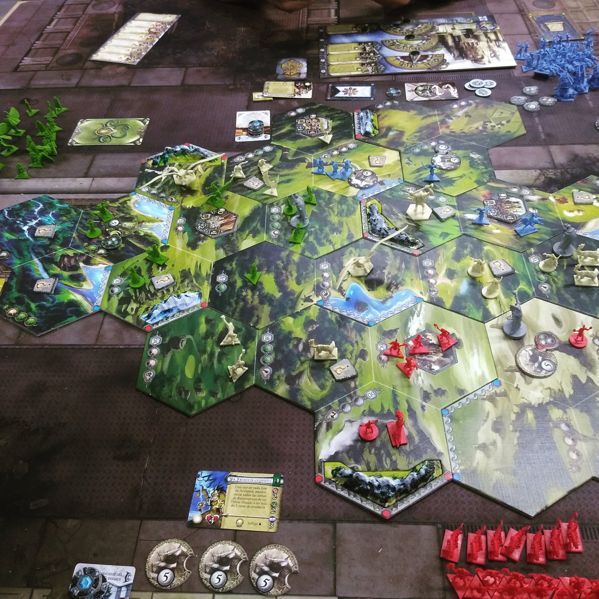 HTerrinoth's tweet photo. Partidaca en @LudusBelli en el Viernes del jugón, junto a @Feyeron y David a #Runewars mítico juego 4X de @FFGames_ES , 12 años hace qué tengo el juego y sigue dándome momentazos.
#Terrinoth #runewars #uthukyllan #daqanlords #Latari #waiqartheundying https://t.co/FJl4LrEgrK