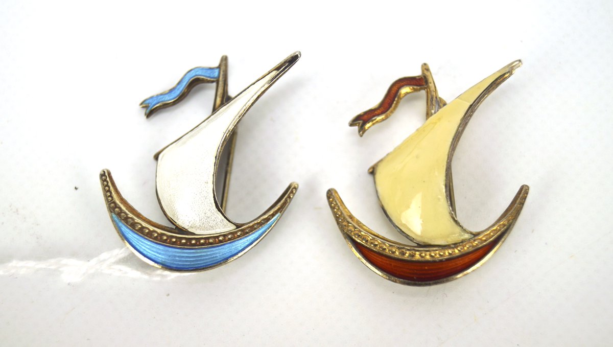 MendipAuctions's tweet photo. CATALOGUE ONLINE for Tuesday's 'Interiors &amp; Collectables' auction.
Viewing - Monday 9th May 10am-7pm 
Auction - Tuesday 10th May at 10am.
Lot 498 - Two vintage Norwegian silver David Anderson enamel brooches, in the form of sailing boats, hallmarked 925, sterling, Norway https://t.co/apVKoq7m9l