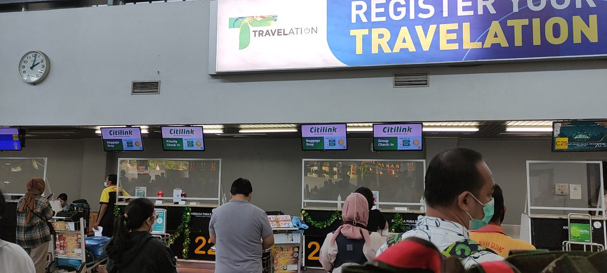 nyaisrie's tweet photo. Counter check in @Citilink di bandara Minangkabau belum buka sampai jam 13.51 padahal flight 16.50 dg antrian udah panjang. Waktu habis nunggu utk check in doank https://t.co/0YUfTNumQe
