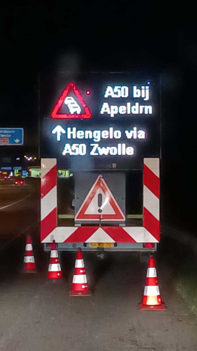 Abbink_VT's tweet photo. "Even" een nachtje de #A1 tussen #Apeldoorn en #Twello dichtzetten 👌💪🏻 #Abbink #Verkeerstechniek #afzetting #omleiding #botsabsorber #tekstwagen https://t.co/i7nsKRIniB