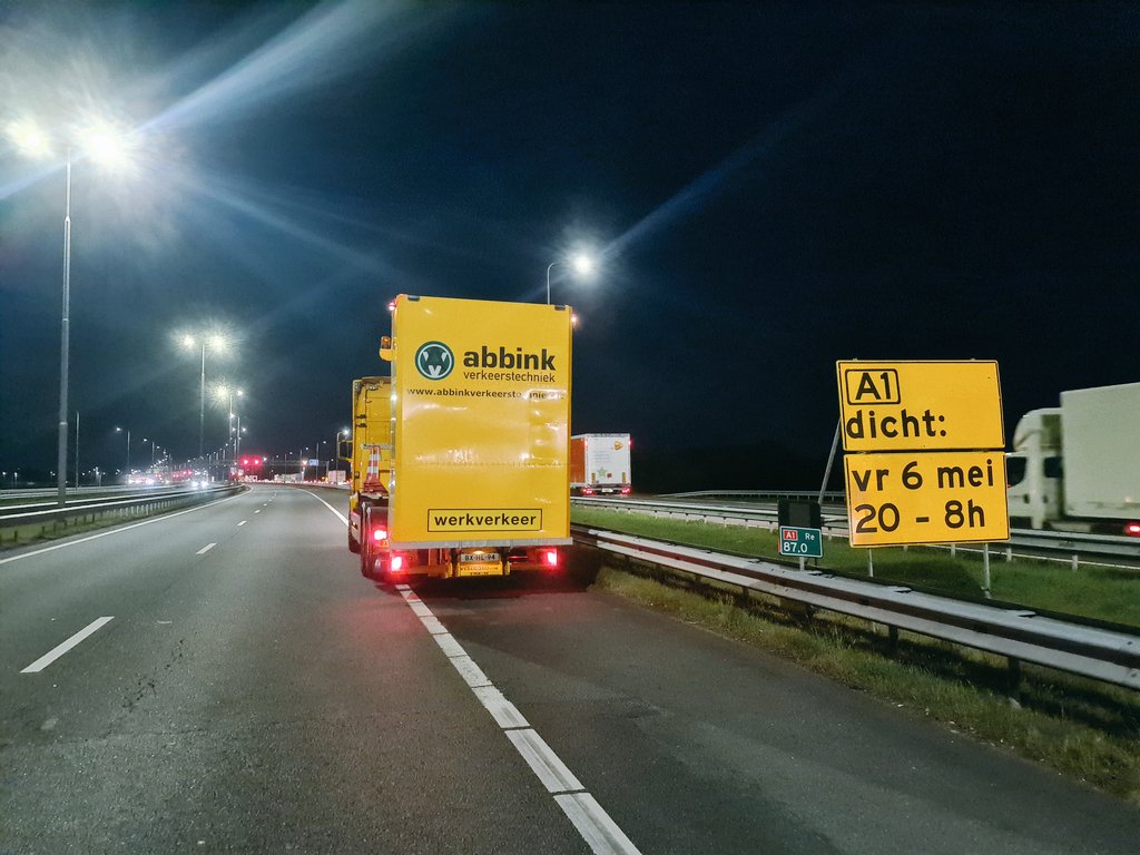 Abbink_VT's tweet photo. "Even" een nachtje de #A1 tussen #Apeldoorn en #Twello dichtzetten 👌💪🏻 #Abbink #Verkeerstechniek #afzetting #omleiding #botsabsorber #tekstwagen https://t.co/i7nsKRIniB