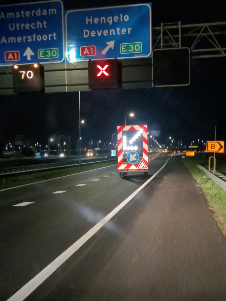 Abbink_VT's tweet photo. "Even" een nachtje de #A1 tussen #Apeldoorn en #Twello dichtzetten 👌💪🏻 #Abbink #Verkeerstechniek #afzetting #omleiding #botsabsorber #tekstwagen https://t.co/i7nsKRIniB