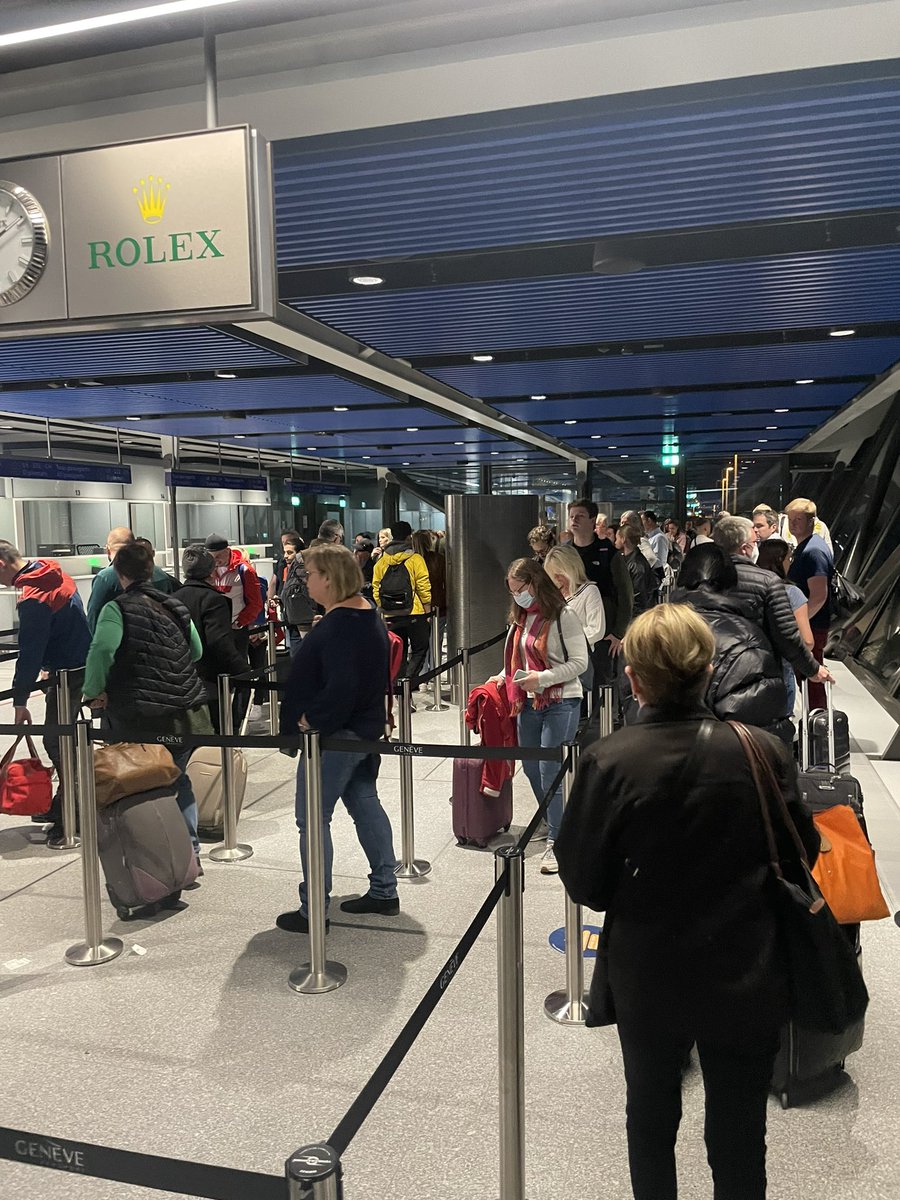 CarolineG_MBE's tweet photo. #uck me ! ?swiss efficiency at the JOKE that is Geneva airport! 😂  Amateur beyond belief, i hope you are EMBARRASSED. 15 walk from BUS to this queue on a quiet Friday night @geneva_airport https://t.co/MP1hiYO3bJ
