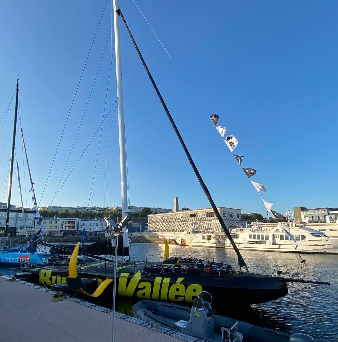 karelleherm's tweet photo. La @GB1000race se tient à @brest ce #weekend Une édition qui réunit 24 #IMOCA Belle course à tous les skippers engagés !! Venez admirer  ces #bateaux au port et assistez au départ de la course qui se tient ce dimanche !!! Le #portdebrest vous attend !!! https://t.co/YWY2cw1a74