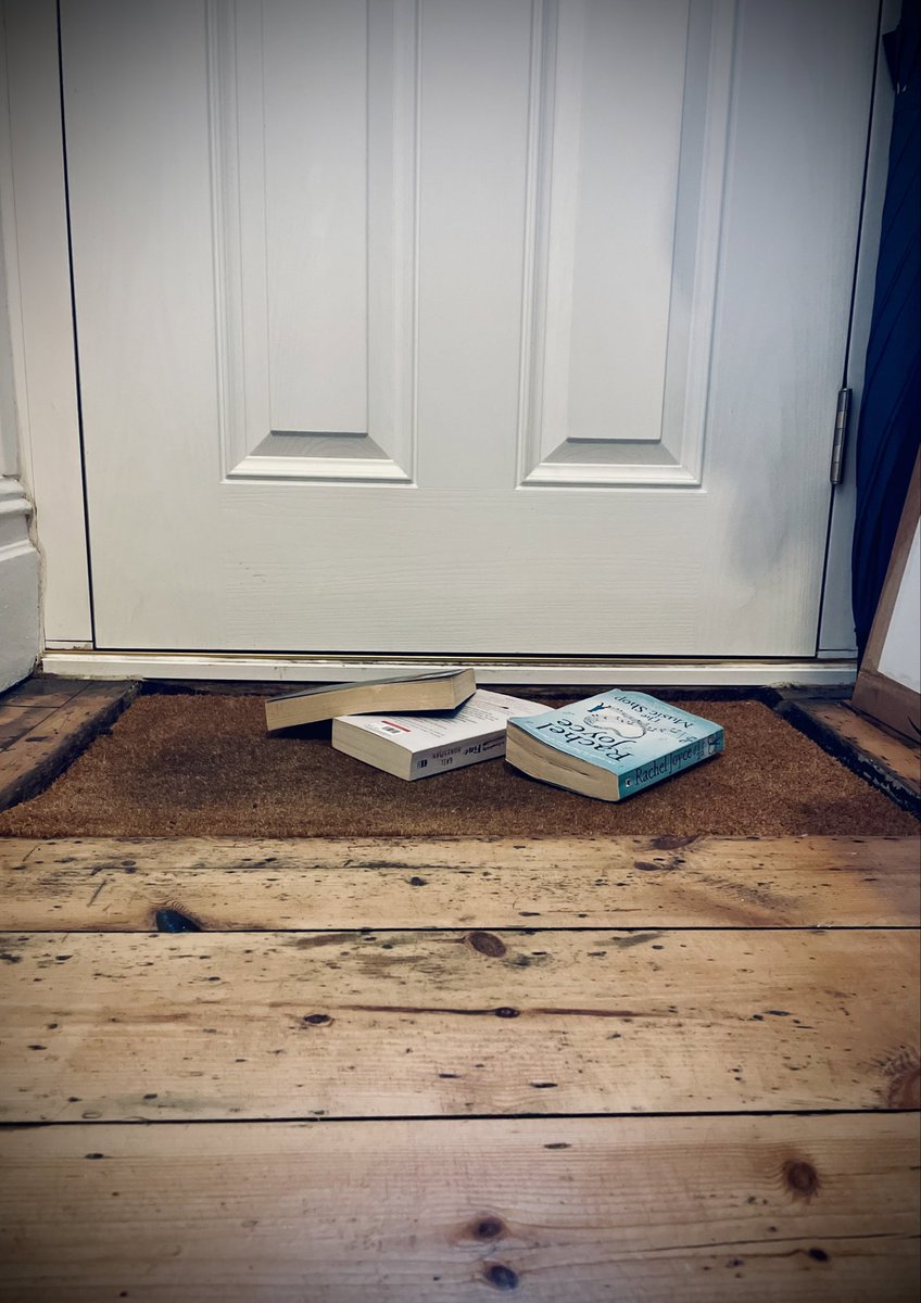 MsRMerry's tweet photo. #Friends that post books they’ve enjoyed, through the door, so I can share their #Reading joy..
👇👇
Huge #LoveLanuage to me!
#WeekendVibes #WeekendReading #Books #Friendships #SaturdayVibes #SaturdayMorning #ReadingList #SaturdayMotivation #RachelJoyce #KimEdwards #GailHoneyman https://t.co/WMGs3CBlv4