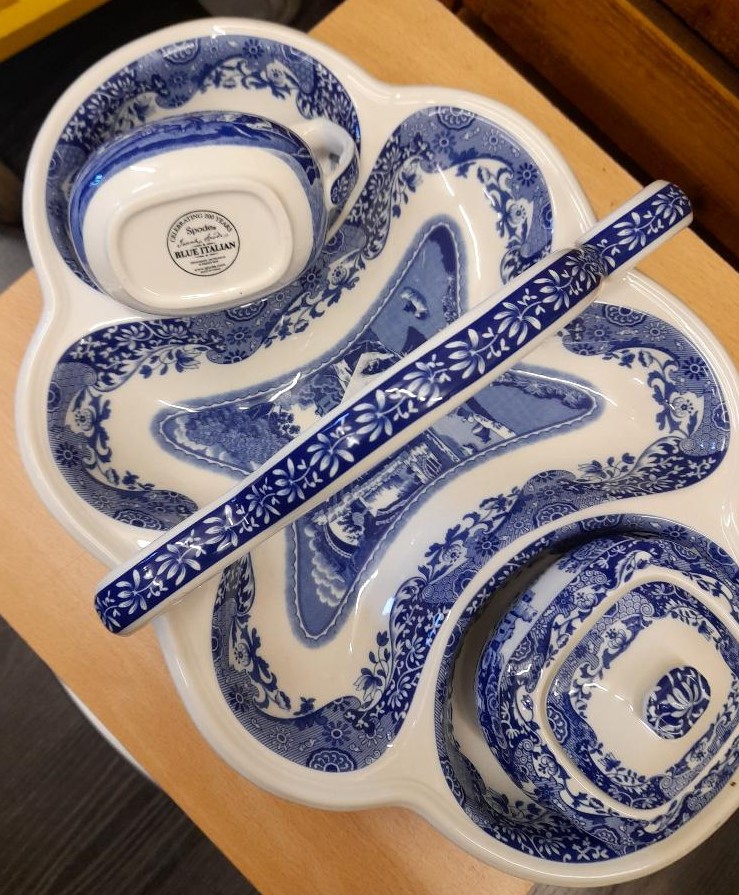 UpMarket48's tweet photo. Visit @upmarket48 @se16  - a #treasuretrove of #Collectibles  @by_spode #blueitalian  
plus lots more #vinyl #books #vintagejewelry  #prelovedclothes https://t.co/ONv4K1rplX