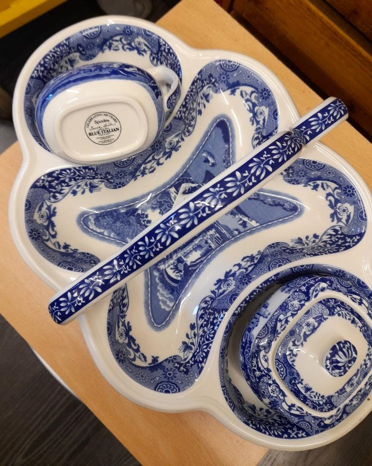 UpMarket48's tweet photo. Visit @upmarket48 @se16  - a #treasuretrove of #Collectibles  @by_spode #blueitalian  
plus lots more #vinyl #books #vintagejewelry  #prelovedclothes https://t.co/ONv4K1rplX