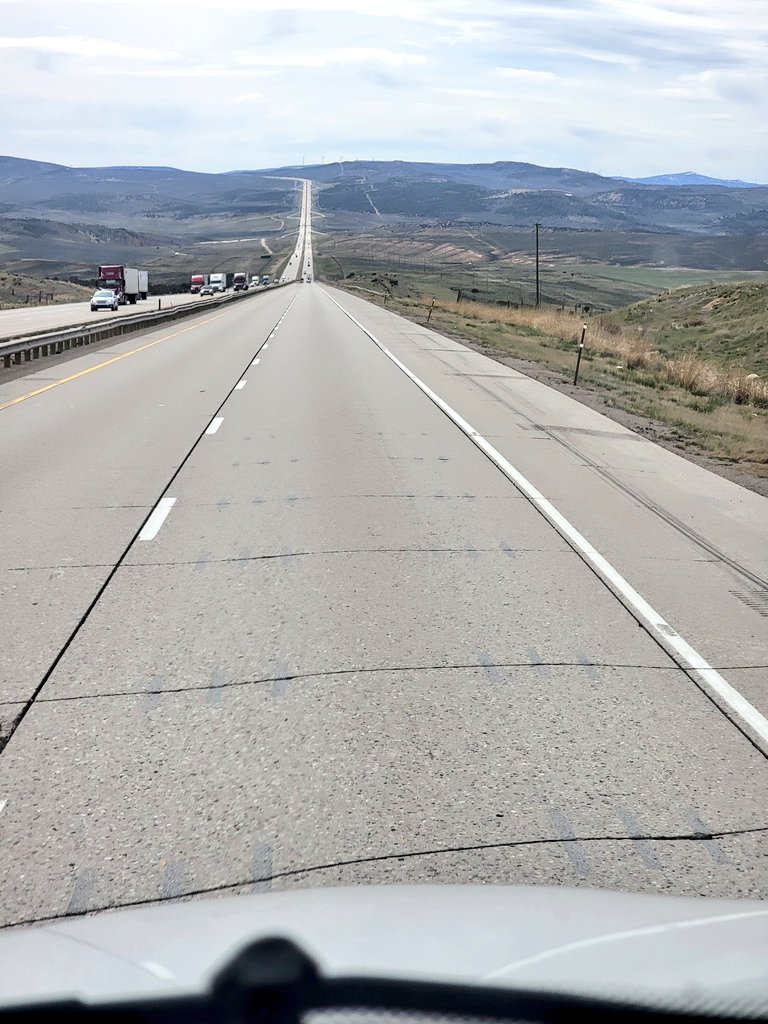 osaneats's tweet photo. It's the road to heaven. Because compared to Wyoming, Utah is heaven. https://t.co/ActHfUHMT0