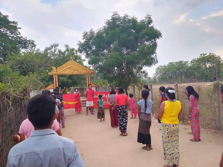 miN13700's tweet photo. The protesters of "Our village searching for no savior" strike in Yinmarbin township rallied on the evening of May 7, to continue protesting against the military junta.

#HelpMyanmarIDPs
#2022May7Coup
#WhatsHappeningInMyanmar https://t.co/p3mQcZ4Gvh
