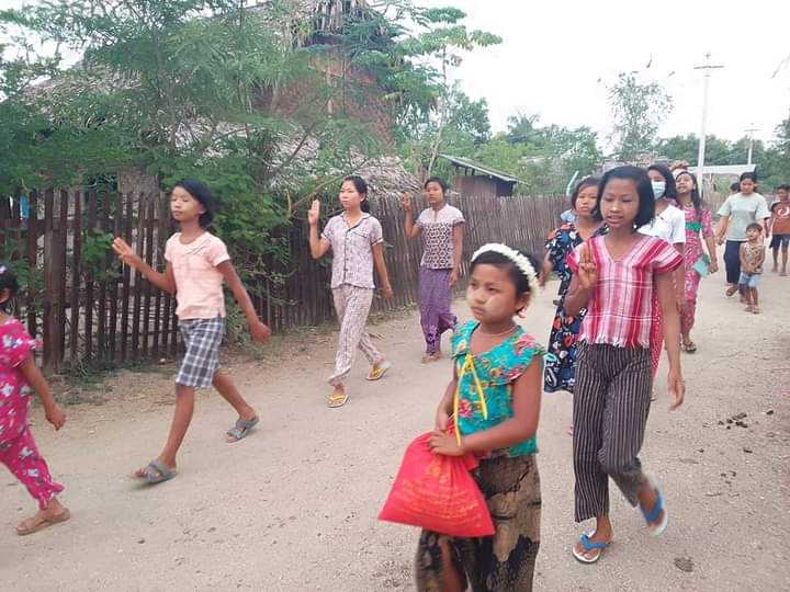 miN13700's tweet photo. The protesters of "Our village searching for no savior" strike in Yinmarbin township rallied on the evening of May 7, to continue protesting against the military junta.

#HelpMyanmarIDPs
#2022May7Coup
#WhatsHappeningInMyanmar https://t.co/p3mQcZ4Gvh