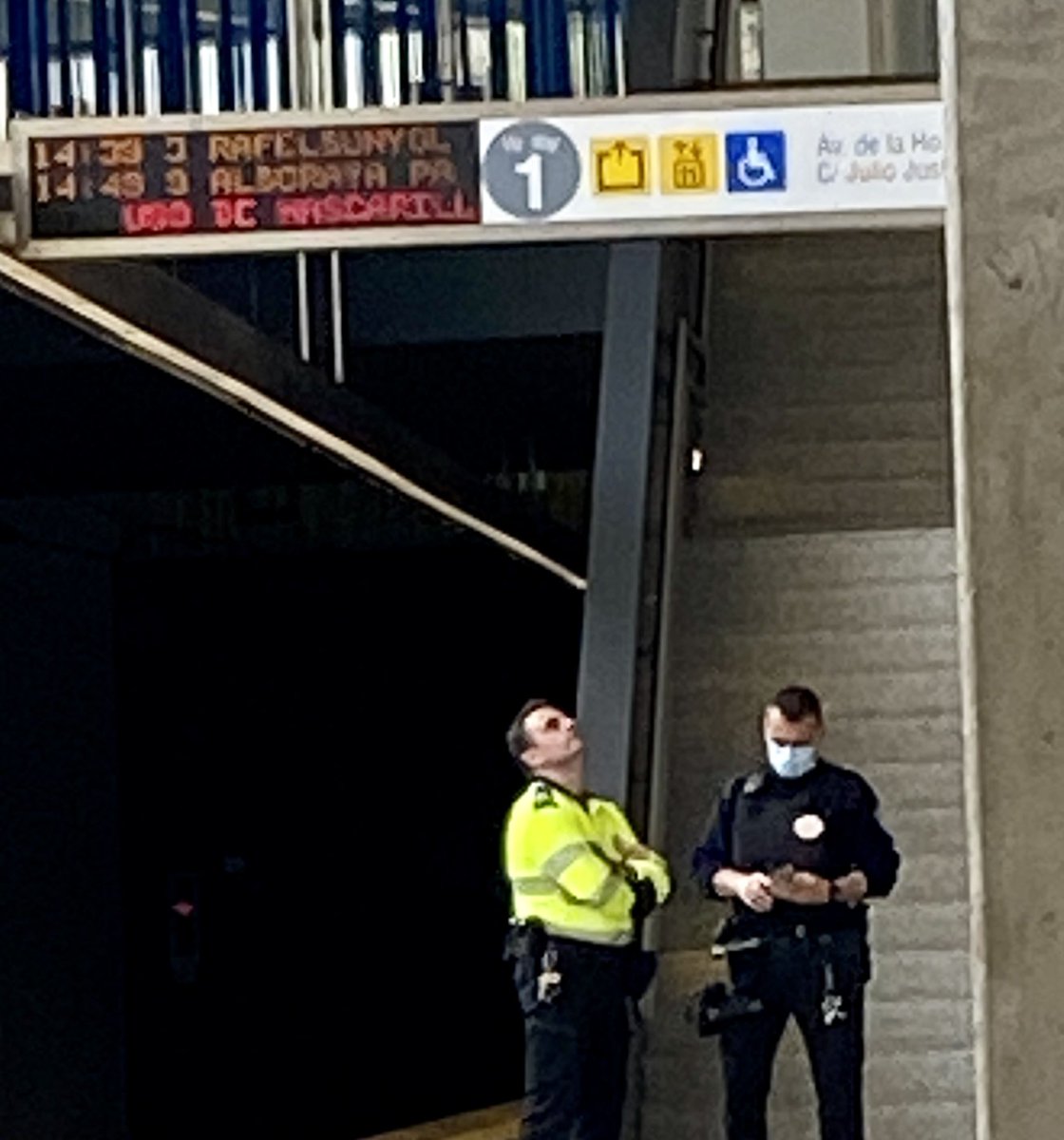 vicenteorero's tweet photo. @metrovalencia 
O la audición que lanzan por su servicio de megafonía es incorrecta o no es para todos.
¿Es obligatorio el uso de mascarilla en los andenes?
#SeguridadSinMascarilla
#OnFire https://t.co/bYBXD1ufJq