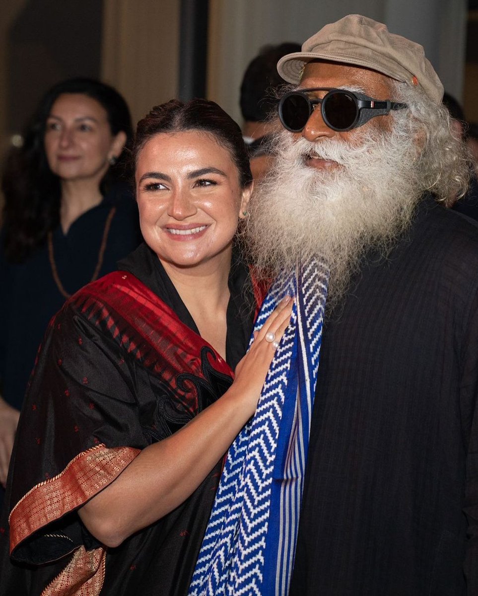 Ayushku49289631's tweet photo. Queen of Jordan with Sadhguru
#savesoil https://t.co/oAXQoNZf4w